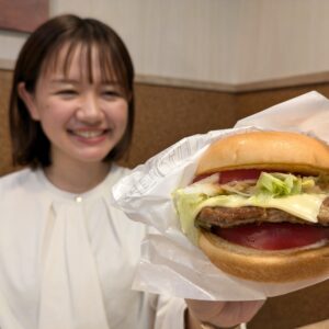 芸北トマトを使用した「新とびきり大盛トマト モス野菜チーズバーガー」が広島県内モスバーガーで期間限定発売中！